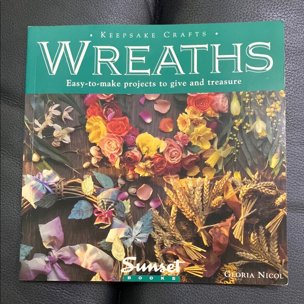 5/$25 Wreaths making book. Easy-to-make projects to give and treasure